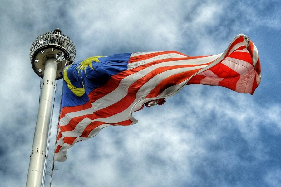 Малайзийский флаг и башня KL Tower